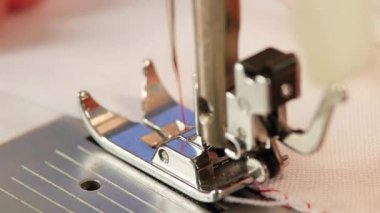 Beyaz kumaş üzerine dikmek. Ağır çekim