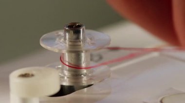 Kadar iplik makarası. Ağır çekim