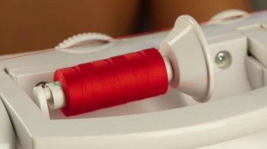 Kırmızı iplik makarası. Ağır çekim