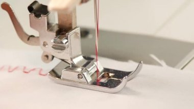 Makine zikzak dikiş. Ağır çekim