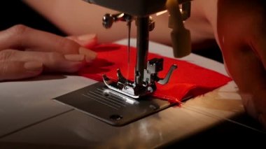 Bir dikiş makinesi dikiş. Ağır çekim