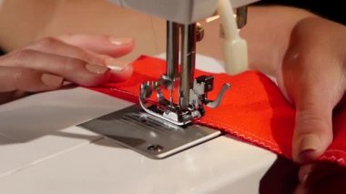 Beyaz kırmızı kumaş üzerinde dikiş. Ağır çekim