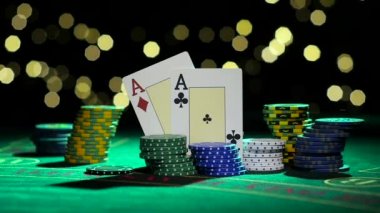 Poker birleşimi. As çifti. Düşen poker fişleri bir tablo. Yakın çekim. Ağır çekim