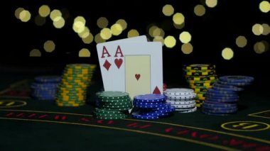 Poker birleşimi. İki kral bir masanın üzerine düşüyor. Yakın çekim. Ağır çekim
