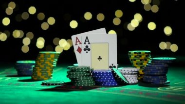 Poker birleşimi. As çifti. Bir yeşil çip bir tablo üzerinde çalışırken. Yakın çekim. Ağır çekim