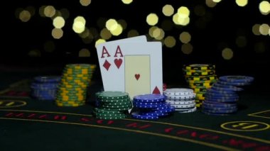 Poker fişleri ve iki as. Yakın çekim. Ağır çekim