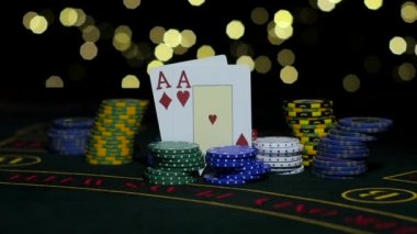 Poker kumar. Poker fişleri ve iki as. Yakın çekim. Ağır çekim