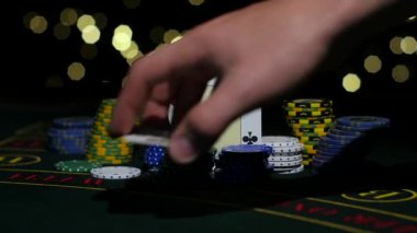 Poker fişleri ve iki as. Satıcı tüm poker fişi alır. Yakın çekim. Ağır çekim