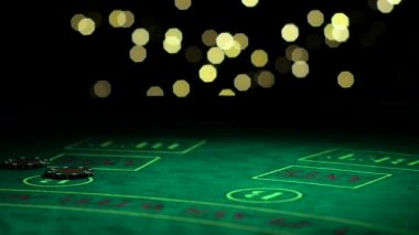 Birçok poker fişleri yeşil casino masada, süper ödül kazanan kumarbaz düşüyor. Yakın çekim. Ağır çekim
