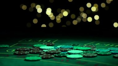 Uyuşuk, şanslı kazanan Casino casino tablo düşen poker fişi bir sürü. Yakın çekim. Ağır çekim
