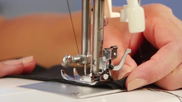 Coser la puntada en la máquina de coser. Movimiento lento — Vídeos de Stock