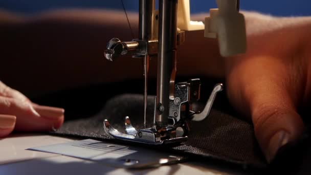 Chica cose en la máquina de coser. Movimiento lento — Vídeos de Stock