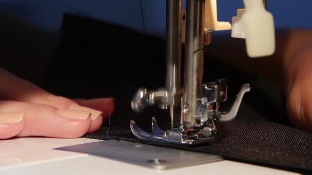 Máquina de coser. Movimiento lento — Vídeos de Stock