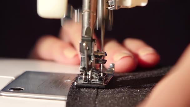 Sew a black cloth. Slow motion — Stock Video