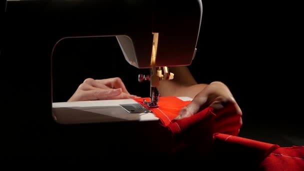 Sew red fabric. Slow motion — Stock Video