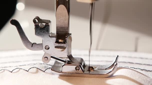 La máquina de coser cose una puntada en zigzag. Movimiento lento — Vídeos de Stock