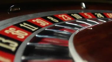 Rulet tekerleği kumarhanede iplik. 18 kırmızı numara. Yakın çekim