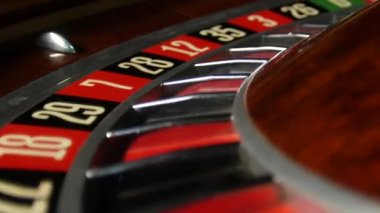 Rulet tekerleği döngü döndürme. Sayı 20 siyah. Yakın çekim