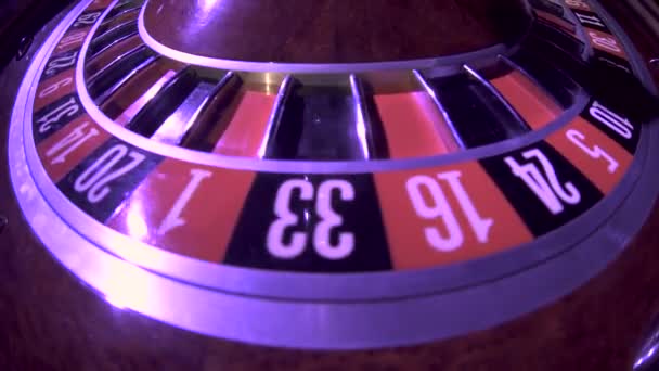 Вращающееся колесо с мячом на нуле в игре в рулетку. Закрыть — стоковое видео