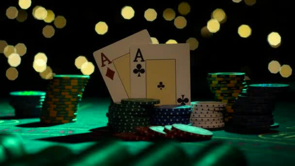 Combinação de poker. Um par de ases. Fecha. Luz de fundo — Vídeo de Stock