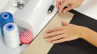 Tasarımcısı, kumaş üzerine bir çizgi çizer. Yakın çekim