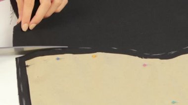 Makas kumaş kesmek. Yakın çekim