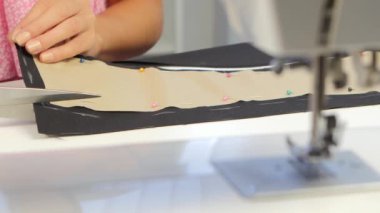 Kumaş üzerinde kesmek. Yakın çekim