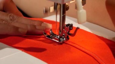 Üzerinde kırmızı kumaş dikiş. Yakın çekim