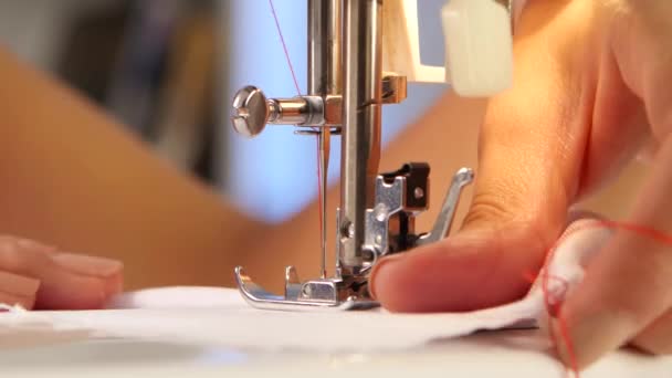 Máquina de coser, la aguja perfora la tela. De cerca. — Vídeo de stock