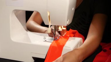 Kırmızı kumaş dikiş makinesi üzerinde dikmek için. Yakın çekim