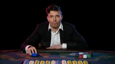 Adam bir Casino rulet kazanma. Yakın çekim