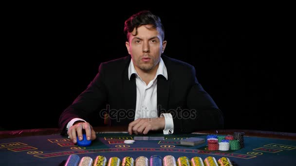 Jogadores no Casino online ansiosamente apostam — Vídeo de Stock