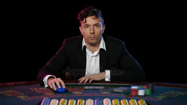 Jugador sentado en el casino y jugando póquer en línea. De cerca. — Vídeos de Stock