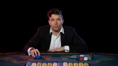 Kartları ve fiş casino ile online poker oyuncusu. Yakın çekim