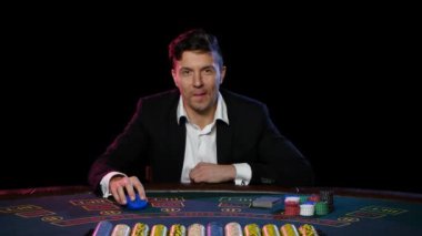 Online poker oyuncusu kazanan Casino hakkında mutludur. Yakın çekim