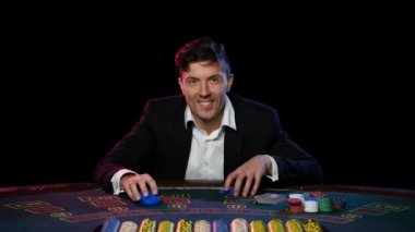 Turnuva kazanan online poker oyuncusu. Yakın çekim