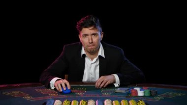 Online poker oyunu kaybedersiniz. Yakın çekim