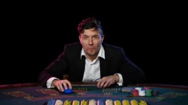 Online poker bir casino oyunda adam ve kaybetmek. Yakın çekim