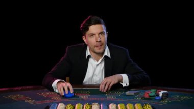 Oyun ve online poker kazanan adam. Yakın çekim