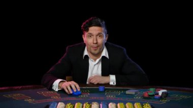 Başarılı bir online poker oyuncu kazanır. Yakın çekim