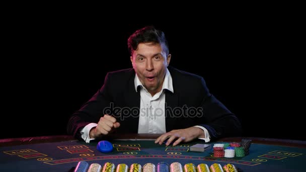 Победа в онлайн покер игрок за столом в казино. Закрыть — стоковое видео