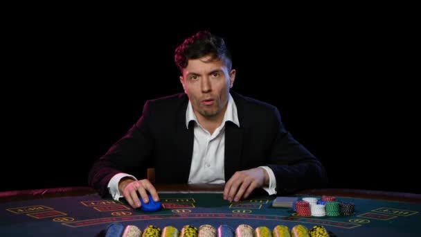 Онлайн-игрок в покер с фишками и выигрыш за столом казино. Закрыть — стоковое видео