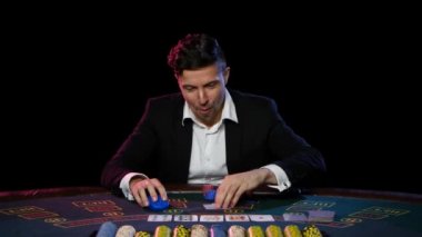 İki kart ile online poker oyuncu kazanır. Yakın çekim