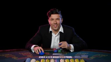 Online poker oyuncusu casino kazandı. Yakın çekim