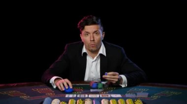 Kumarbaz online casino bahis ve kaybetti. Yakın çekim