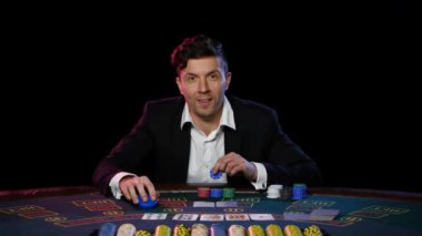 Acımasız adam online casino kart oynar