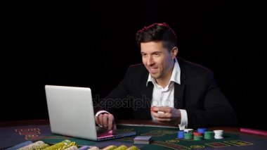 Adam bir masada online poker oynamaya. Yakın çekim