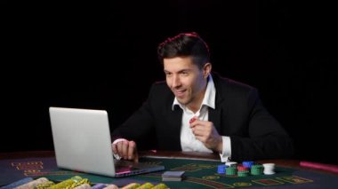 Adam oyun online poker kazanır. Yakın çekim
