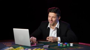 Poker oynamak online ve kaybeden adam. Yakın çekim