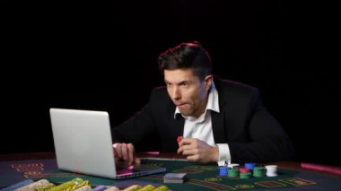 Başarılı online casino oyuncu kazanan. Yakın çekim